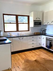 Hannahs Place in the heart of Lovedale, Hunter Valley wine country, Free bottle of wine with each booking