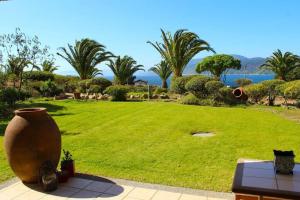 Departamento con vista al mar y jardín privado