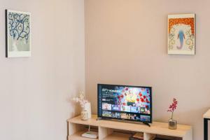 Modern Condo in Nimman (F606) by Pimolplace