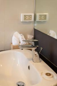 Modern Condo in Nimman (F606) by Pimolplace