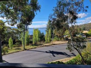 The Hideout - Lake Views & Balcony w BBQ I Central Location I Wi-Fi I Smart TV