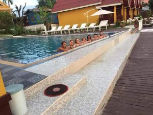 Exterior view, Golden Hotel Dondet in Muang Khong