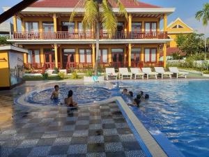 Swimming pool, Golden Hotel Dondet in Muang Khong