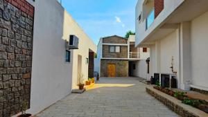 HAMPI DELMONT RESORT