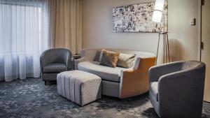 One-Bedroom Queen Suite with Sofa Bed room in Courtyard by Marriott Norman