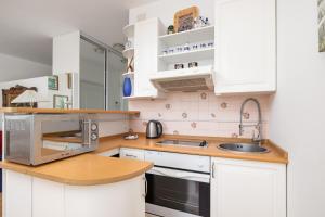 One Bedroom Apartment with Balcony in Poznan by Renters