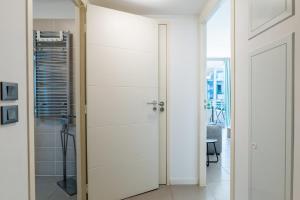 1-Br apartment in Palm Beach swimming pool