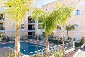 1-Br apartment in Palm Beach swimming pool