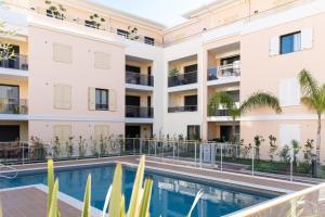 1-Br apartment in Palm Beach swimming pool