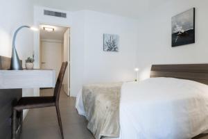 1-Br apartment in Palm Beach swimming pool
