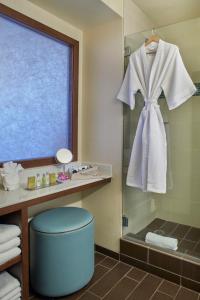 Two Queen Beds City Mountain View room in DoubleTree by Hilton Alana - Waikiki Beach
