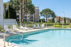 3-Room Luxury Apartment with Pool and Sea View Steps from the Beach