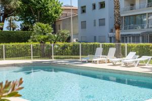3-Room Luxury Apartment with Pool and Sea View Steps from the Beach