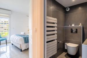 3-Room Luxury Apartment with Pool and Sea View Steps from the Beach