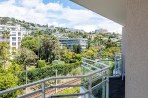 3-Room Luxury Apartment with Pool and Sea View Steps from the Beach
