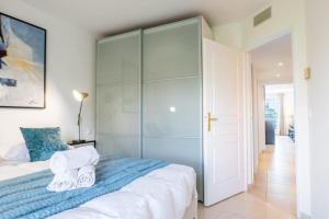 3-Room Luxury Apartment with Pool and Sea View Steps from the Beach
