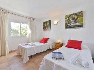 Villa with pool and sea views