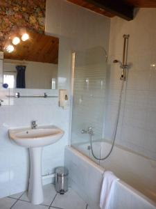 B&B / Chambres d'hotes Les Chambres De Solgne : Chambre Lits Jumeaux avec Salle de Bains Privative