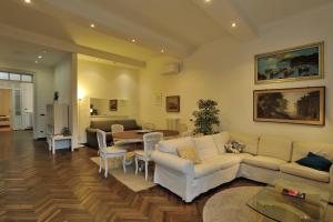 Loris House