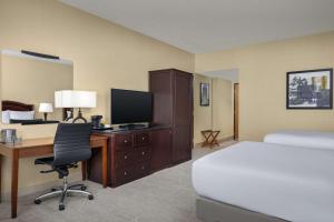 Double Room - Non-Smoking  room in DoubleTree by Hilton Chicago O'Hare Airport-Rosemont