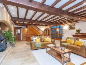 Poplar Farm Barn - Spring Functions Events Welcome Pass the Keys - Horsforth