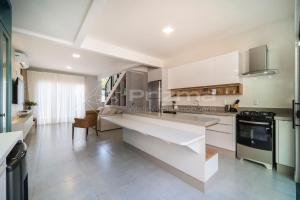 Excelente duplex geminado na Praia de Mariscal.