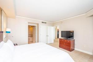 TRUMP INTERNATIONAL BEACH RESORT 2 BEDROOM APARTMENT 1600 Sf Ocean and Bay View