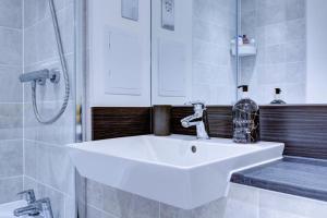 Luxury 2 bed flat in a new block in East Acton