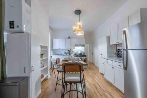 Sage Stay by the Train, We Pay Half Your Parking, Sleeps 10 and Central to Tons of Eating Spots and Nightlife