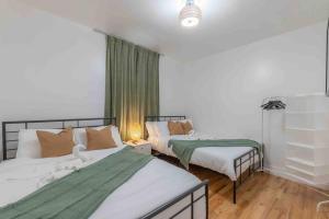 Sage Stay by the Train, We Pay Half Your Parking, Sleeps 10 and Central to Tons of Eating Spots and Nightlife