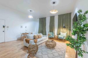 Sage Stay by the Train, We Pay Half Your Parking, Sleeps 10 and Central to Tons of Eating Spots and Nightlife