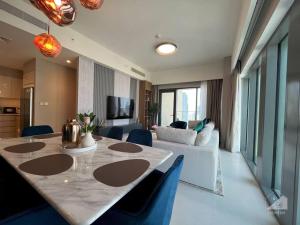 Luxury 3Bedroom Apt with balcony in Downtown