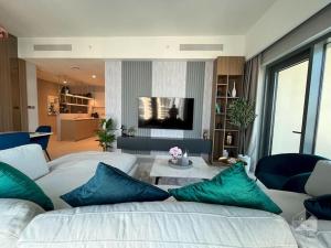 Luxury 3Bedroom Apt with balcony in Downtown