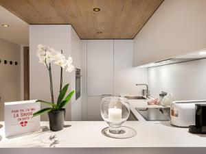 Appartement neuf 76m², Courchevel Village, 2 pas des pistes, 6 couchages, parking inclus - FR-1-562-53