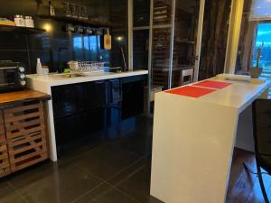 Temuco Centro Depto rústico incluye estacionamiento, estufa pellet Excelente evaluación en otras plataformas