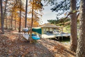 Waterfront Lake Anna Home Kayaks and Private Dock