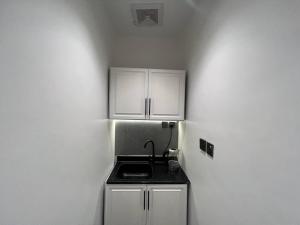 استديو بأثاث انيق وموقع مميز