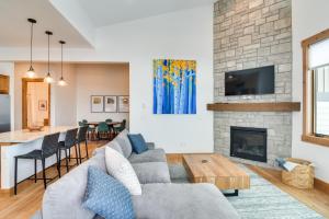 Winter Park Retreat Balcony, Hot Tub and Fireplace!
