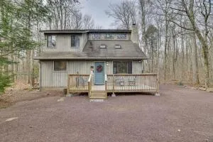 Half-Mi to Lake Pocono Pines Home with Hot Tub - Warnertown