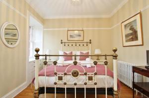 Elegant 3-Bedroom Ramsay Garden Apartment in Edinburgh City Centre