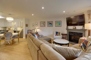 Bethesda Townhome about 10 Mi to DC!