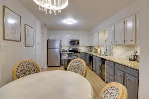 Bethesda Townhome about 10 Mi to DC!