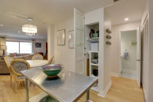 Bethesda Townhome about 10 Mi to DC!