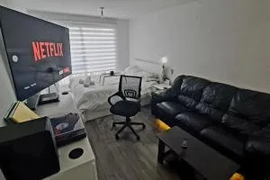 Stylish room kingsize bed 1 stop from Wembley stadium - Wealdstone