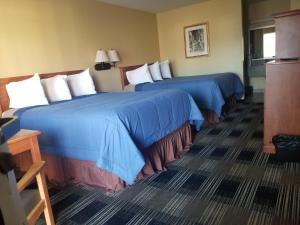 Queen Room with Two Queen Beds - Non-Smoking room in Oakridge Inn & Suites