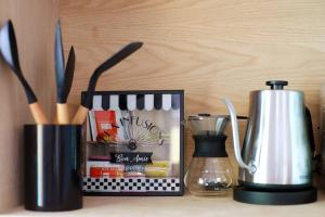 Studio -Trees at Mikasa- Near beach, Pool, Fast Wifi, AC & King bed