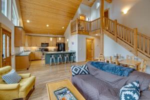 1 Mi to Lake Easton Family Cabin with Deck!