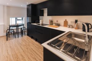 Wych Cottage, Striking 2 Bed, Parking, King Bed, First Floor Flat