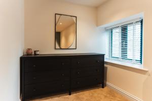 Wych Cottage, Striking 2 Bed, Parking, King Bed, First Floor Flat