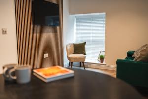 Wych Cottage, Striking 2 Bed, Parking, King Bed, First Floor Flat